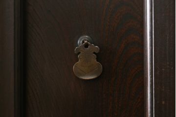 和製アンティーク　前面欅(ケヤキ)材　赤松材　変わりデザインの北陸水屋箪笥(キャビネット、食器棚、収納棚、戸棚、重ね箪笥、上下バラ売り可能)(R-078850)