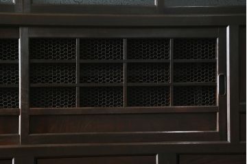 和製アンティーク　前面欅(ケヤキ)材　赤松材　変わりデザインの北陸水屋箪笥(キャビネット、食器棚、収納棚、戸棚、重ね箪笥、上下バラ売り可能)(R-078850)
