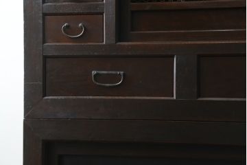 和製アンティーク　前面欅(ケヤキ)材　赤松材　変わりデザインの北陸水屋箪笥(キャビネット、食器棚、収納棚、戸棚、重ね箪笥、上下バラ売り可能)(R-078850)