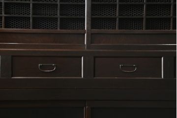 和製アンティーク　前面欅(ケヤキ)材　赤松材　変わりデザインの北陸水屋箪笥(キャビネット、食器棚、収納棚、戸棚、重ね箪笥、上下バラ売り可能)(R-078850)