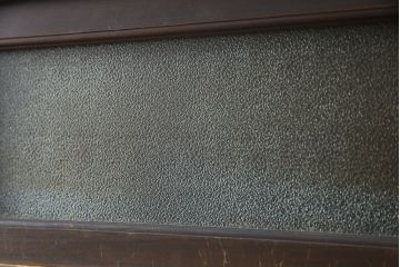 和製アンティーク　前面欅(ケヤキ)材　赤松材　変わりデザインの北陸水屋箪笥サイドボード(収納棚、戸棚、食器棚、サイドキャビネット)(R-078851)