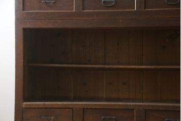 和製アンティーク　前面欅(ケヤキ)材　赤松材　天板リメイク　変わりデザインの北陸水屋箪笥サイドボード(収納棚、戸棚、食器棚、サイドキャビネット)(R-078852)
