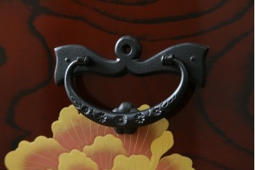 中古　美品!!　木地呂塗りに漆絵が美しい特注品の岩谷堂箪笥　定価約150万円　(R-078854)