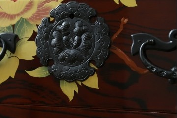 中古　美品!!　木地呂塗りに漆絵が美しい特注品の岩谷堂箪笥　定価約150万円　(R-078854)