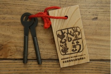 中古　美品!!　木地呂塗りに漆絵が美しい特注品の岩谷堂箪笥　定価約150万円　(R-078854)