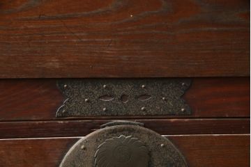 和製アンティーク　希少な錠前金具　前面欅(ケヤキ)材　経年による風合いと菊の金具が味わい深い時代箪笥ローボード(和たんす、整理たんす、収納タンス、衣装タンス、ローチェスト、テレビ台、テレビボード、引き出し)(R-078856)