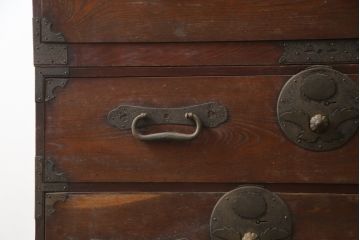 和製アンティーク　希少な錠前金具　前面欅(ケヤキ)材　経年による風合いと菊と巾着の金具が味わい深い時代箪笥ローボード(和たんす、整理たんす、収納タンス、衣装タンス、ローチェスト、テレビ台、テレビボード、引き出し)(R-078857)
