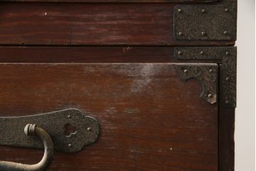 和製アンティーク　希少な錠前金具　前面欅(ケヤキ)材　経年による風合いと菊と巾着の金具が味わい深い時代箪笥ローボード(和たんす、整理たんす、収納タンス、衣装タンス、ローチェスト、テレビ台、テレビボード、引き出し)(R-078857)