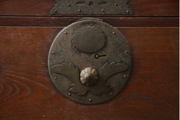 和製アンティーク　希少な錠前金具　前面欅(ケヤキ)材　経年による風合いと菊と巾着の金具が味わい深い時代箪笥ローボード(和たんす、整理たんす、収納タンス、衣装タンス、ローチェスト、テレビ台、テレビボード、引き出し)(R-078857)
