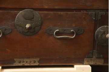 和製アンティーク　希少な錠前金具　前面欅(ケヤキ)材　経年による風合いと菊と巾着の金具が味わい深い時代箪笥ローボード(和たんす、整理たんす、収納タンス、衣装タンス、ローチェスト、テレビ台、テレビボード、引き出し)(R-078857)