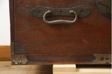 和製アンティーク　希少な錠前金具　前面欅(ケヤキ)材　経年による風合いと菊と巾着の金具が味わい深い時代箪笥ローボード(和たんす、整理たんす、収納タンス、衣装タンス、ローチェスト、テレビ台、テレビボード、引き出し)(R-078857)