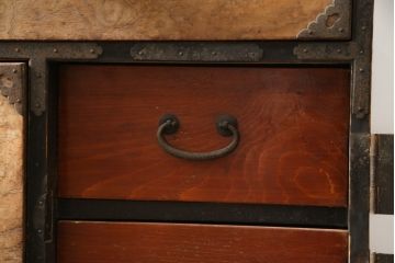 和製アンティーク　上杢!!　前面欅(ケヤキ)材　金具遣いが上品で風情のある相馬箪笥ローボード(仙台箪笥、時代箪笥、和たんす、衣装箪笥、引き出し、サイドボード、テレビ台、サイドチェスト)(R-078868)