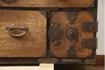 和製アンティーク　上杢!!　前面欅(ケヤキ)材　金具遣いが上品で風情のある相馬箪笥ローボード(仙台箪笥、時代箪笥、和たんす、衣装箪笥、引き出し、サイドボード、テレビ台、サイドチェスト)(R-078868)