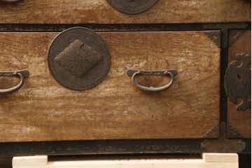 和製アンティーク　上杢!!　前面欅(ケヤキ)材　金具遣いが上品で風情のある相馬箪笥ローボード(仙台箪笥、時代箪笥、和たんす、衣装箪笥、引き出し、サイドボード、テレビ台、サイドチェスト)(R-078868)