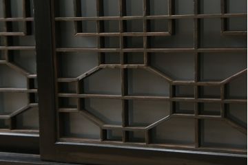 中古　ラフジュ工房オリジナル　古建具リメイク　すりガラス入り　洗練された和の雰囲気を放つサイドボード(書院戸、組子、サイドキャビネット、収納棚、戸棚、食器棚)(R-078870)