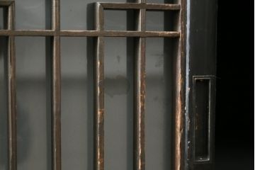 中古　ラフジュ工房オリジナル　古建具リメイク　すりガラス入り　洗練された和の雰囲気を放つサイドボード(書院戸、組子、サイドキャビネット、収納棚、戸棚、食器棚)(R-078870)