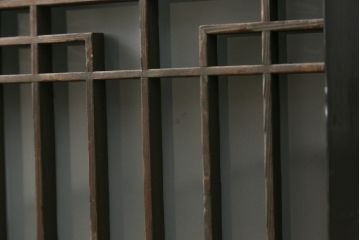 中古　ラフジュ工房オリジナル　古建具リメイク　すりガラス入り　洗練された和の雰囲気を放つサイドボード(書院戸、組子、サイドキャビネット、収納棚、戸棚、食器棚)(R-078870)