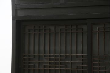 中古　ラフジュ工房オリジナル　古建具リメイク　すりガラス入り　洗練された和の雰囲気を放つサイドボード(書院戸、組子、サイドキャビネット、収納棚、戸棚、食器棚)(R-078871)