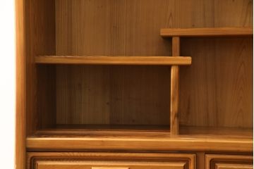 中古　美品!!　屋久杉　美しい杢目が目を惹く上品な佇まいの茶箪笥(茶棚、戸棚、収納棚、飾り棚)(R-078872)