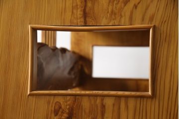 中古　美品!!　屋久杉　美しい杢目が目を惹く上品な佇まいの茶箪笥(茶棚、戸棚、収納棚、飾り棚)(R-078872)