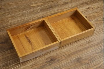 中古　美品!!　屋久杉　美しい杢目が目を惹く上品な佇まいの茶箪笥(茶棚、戸棚、収納棚、飾り棚)(R-078872)