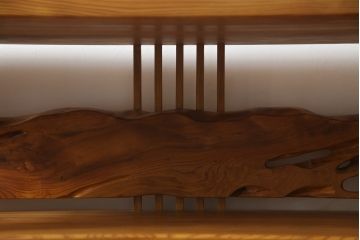 中古　美品!!　屋久杉　美しい杢目が目を惹く上品な佇まいの茶箪笥(茶棚、戸棚、収納棚、飾り棚)(R-078872)