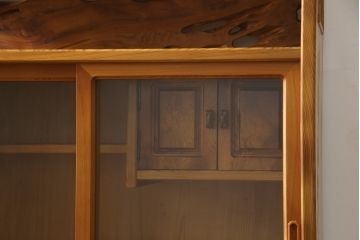 中古　美品!!　屋久杉　美しい杢目が目を惹く上品な佇まいの茶箪笥(茶棚、戸棚、収納棚、飾り棚)(R-078872)