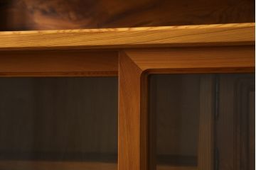 中古　美品!!　屋久杉　美しい杢目が目を惹く上品な佇まいの茶箪笥(茶棚、戸棚、収納棚、飾り棚)(R-078872)
