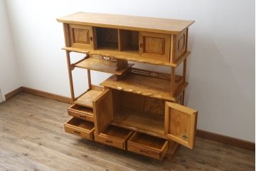 中古　美品!!　屋久杉　無垢材　明るい色味の木肌が美しい飾り棚(収納棚、戸棚、茶棚、違い棚、茶箪笥)(R-078873)
