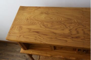 中古　美品!!　屋久杉　無垢材　明るい色味の木肌が美しい飾り棚(収納棚、戸棚、茶棚、違い棚、茶箪笥)(R-078873)