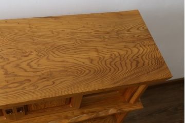中古　美品!!　屋久杉　無垢材　明るい色味の木肌が美しい飾り棚(収納棚、戸棚、茶棚、違い棚、茶箪笥)(R-078873)