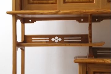 中古　美品!!　屋久杉　無垢材　明るい色味の木肌が美しい飾り棚(収納棚、戸棚、茶棚、違い棚、茶箪笥)(R-078873)