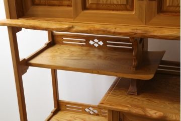 中古　美品!!　屋久杉　無垢材　明るい色味の木肌が美しい飾り棚(収納棚、戸棚、茶棚、違い棚、茶箪笥)(R-078873)