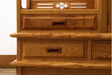 中古　美品!!　屋久杉　無垢材　明るい色味の木肌が美しい飾り棚(収納棚、戸棚、茶棚、違い棚、茶箪笥)(R-078873)