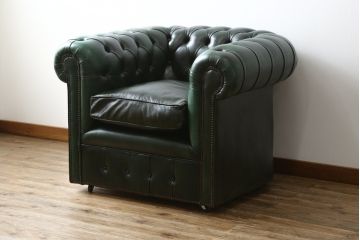 イギリスビンテージ　美品　Lloyd's Antiques(ロイズ・アンティークス)取り扱い　1人掛け　本革　ラグジュアリーな空間を演出するチェスターフィールドソファ(一人掛け、1P、アームソファ、レザーソファ、英国、ヴィンテージ)(R-078875)