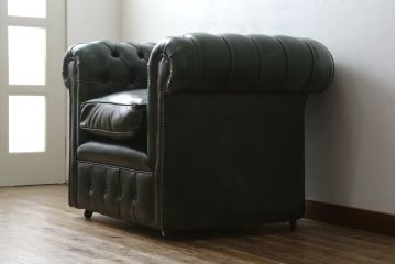 イギリスビンテージ　美品　Lloyd's Antiques(ロイズ・アンティークス)取り扱い　1人掛け　本革　ラグジュアリーな空間を演出するチェスターフィールドソファ(一人掛け、1P、アームソファ、レザーソファ、英国、ヴィンテージ)(R-078875)