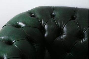 イギリスビンテージ　美品　Lloyd's Antiques(ロイズ・アンティークス)取り扱い　1人掛け　本革　ラグジュアリーな空間を演出するチェスターフィールドソファ(一人掛け、1P、アームソファ、レザーソファ、英国、ヴィンテージ)(R-078875)