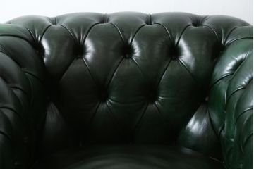 イギリスビンテージ　美品　Lloyd's Antiques(ロイズ・アンティークス)取り扱い　1人掛け　本革　ラグジュアリーな空間を演出するチェスターフィールドソファ(一人掛け、1P、アームソファ、レザーソファ、英国、ヴィンテージ)(R-078875)