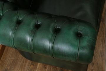 イギリスビンテージ　美品　Lloyd's Antiques(ロイズ・アンティークス)取り扱い　1人掛け　本革　ラグジュアリーな空間を演出するチェスターフィールドソファ(一人掛け、1P、アームソファ、レザーソファ、英国、ヴィンテージ)(R-078875)