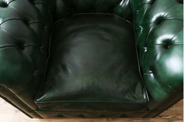 イギリスビンテージ　美品　Lloyd's Antiques(ロイズ・アンティークス)取り扱い　1人掛け　本革　ラグジュアリーな空間を演出するチェスターフィールドソファ(一人掛け、1P、アームソファ、レザーソファ、英国、ヴィンテージ)(R-078875)