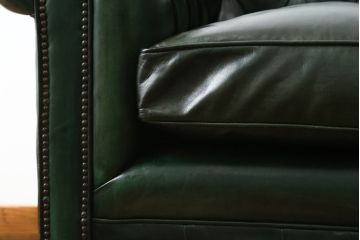 イギリスビンテージ　美品　Lloyd's Antiques(ロイズ・アンティークス)取り扱い　1人掛け　本革　ラグジュアリーな空間を演出するチェスターフィールドソファ(一人掛け、1P、アームソファ、レザーソファ、英国、ヴィンテージ)(R-078875)