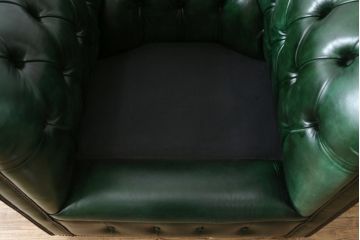 イギリスビンテージ　美品　Lloyd's Antiques(ロイズ・アンティークス)取り扱い　1人掛け　本革　ラグジュアリーな空間を演出するチェスターフィールドソファ(一人掛け、1P、アームソファ、レザーソファ、英国、ヴィンテージ)(R-078875)