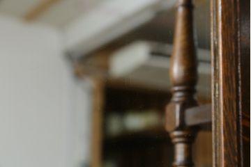 和製アンティーク　最高級　特注品　色ガラス　ステンドグラス入りで豪華な装飾が存在感を放つナラ材のパーラーキャビネット(本箱、ブックケース、収納棚、戸棚、飾り棚、鏡、ミラー)(R-078876)