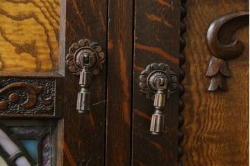 和製アンティーク　最高級　特注品　色ガラス　ステンドグラス入りで豪華な装飾が存在感を放つナラ材のパーラーキャビネット(本箱、ブックケース、収納棚、戸棚、飾り棚、鏡、ミラー)(R-078876)