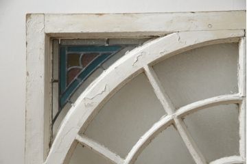アンティーク建具　希少!!　フランス製　アーチ型のステンドグラス入り明かり取り1枚(明り取り、ステンドガラス、ガラス欄間、窓、仏国)(R-078877)