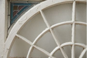 アンティーク建具　希少!!　フランス製　アーチ型のステンドグラス入り明かり取り1枚(明り取り、ステンドガラス、ガラス欄間、窓、仏国)(R-078877)