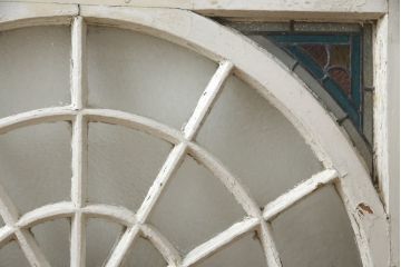 アンティーク建具　希少!!　フランス製　アーチ型のステンドグラス入り明かり取り1枚(明り取り、ステンドガラス、ガラス欄間、窓、仏国)(R-078877)