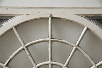 アンティーク建具　希少!!　フランス製　アーチ型のステンドグラス入り明かり取り1枚(明り取り、ステンドガラス、ガラス欄間、窓、仏国)(R-078877)