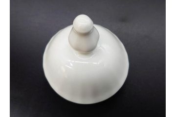 フランス/TRADITION CNP FRANCE　LIMOGES(リモージュ)　ドイツ/KRONESTER BAVARIA(クロネスター ババリア)　白磁　シンプルでどんな食卓にも馴染むシュガーポット2点・バスケット・小物入れ2点セット(菓子器、蓋物、カゴ、籠、洋食器)(R-078882)