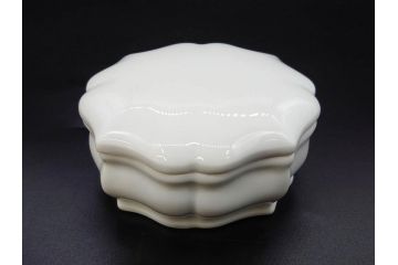 フランス/TRADITION CNP FRANCE　LIMOGES(リモージュ)　ドイツ/KRONESTER BAVARIA(クロネスター ババリア)　白磁　シンプルでどんな食卓にも馴染むシュガーポット2点・バスケット・小物入れ2点セット(菓子器、蓋物、カゴ、籠、洋食器)(R-078882)